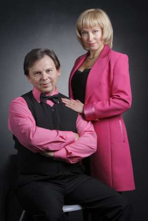 Ведущий- баянист Виктор Баринов и певица Светлана.